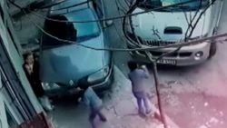 Gaziantep'te kaldırıma çıkan araç ile duvar arasında sıkıştı