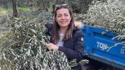 Burcu Kara, bahçede çalışıyor