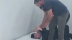 İzmir'de engelli genci darbeden 2 kişi tutuklandı