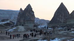 Nevşehir'de kalabalık grup, sosyal mesafesiz halay çekti
