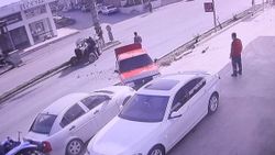 Antalya'da çalışır halde bırakılan traktör iki araca çarptı