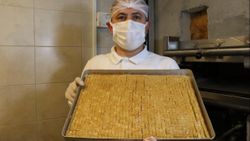 Sakarya'da bir baklava ustası dünyanın en küçük baklava dilimlerini yaptı