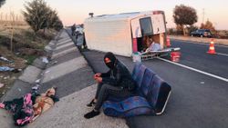 Şanlıurfa'da işçi taşıyan minibüs yan yattı: 12 yaralı