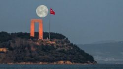 Çanakkale'de Şehitlik Abidesi ve dolunay buluştu