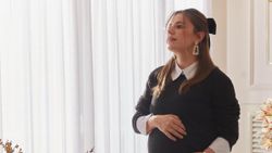 Merve Özbey, bebeğini kucağına aldı