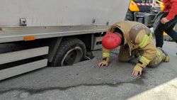 Şişli'de kamyonun geçtiği yol çöktü