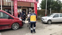 Sakarya'da yangını söndürmek isterken dumandan etkilendi