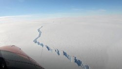 There was a break in 1270 kilometers of ice in Antarctica