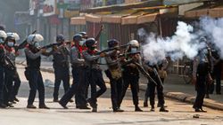 Myanmar'da yüzlerce darbe karşıtı tutuklandı