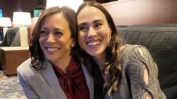 Kamala Harris'in yeğeni Meena Harris model çıktı