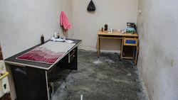 Adana'da görme güçlüğü çeken kaçak sünnetçiye baskın