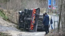 Giresun'da manevra yapan çekicinin devrilme anı