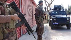 Adana'daki okullara, özel harekat destekli narkotik uygulaması yapılıyor