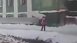 Rusya'da çocuk, düşen buz kütlesinden kıl payı kurtuldu