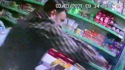Hindistan'da dükkan sahibi, silahlı soyguncuyu vurdu