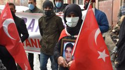Hakkari’de aileler evlatları için HDP binası önünde toplandı
