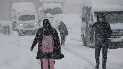 Yüksekova'da kar, 177 köy yolunu kapattı