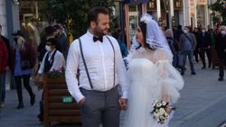 İstiklal Caddesi'ndeki İranlı çift, gelinlik ve damatlıkla yürüdü