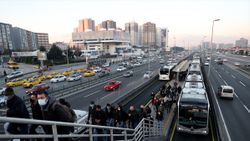 İstanbul'da kısıtlamanın bitmesiyle trafik yoğunluğu başladı