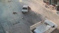 Amasya'da kaza yapan sürücü ve arkadaşı yola fırladı