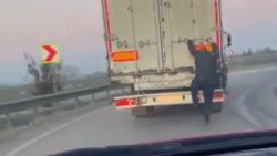 Kocaeli'deki adam, tıra tutunarak yolculuk yaptı