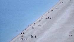 Antalya'daki turistler, denizin tadını çıkarıyor
