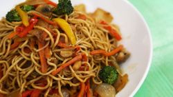 Sebzeli noodle nasıl yapılır, malzemeleri neler? Lezzetli sebzeli noodle tarifi..