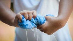 Ev hanımlarının kabusu: Tetik parmak hastalığı nedir? Tetik parmak belirtileri nelerdir?