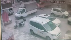 İstanbul'da freni patlayan kamyonet caddeyi birbirine kattı