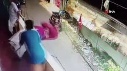 Hindistan'da balkondan düşmekten son anda kurtarıldı