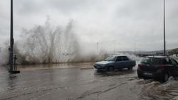Sinop’ta fırtına, dev dalgaları yola taşırdı