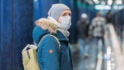 İngiltere: Maske ve sosyal mesafe birkaç yıl daha sürebilir