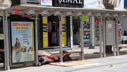 Denizli'de rüzgar, tabelayı durağa devirdi