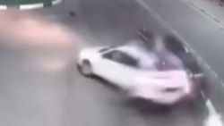 Rusya’da kaza yapan otomobil ortadan ikiye bölündü