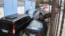 Beylikdüzü’nde aracın otoparka uçtuğu anlar