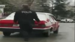 Ankara'da yolda kalan vatandaşın imdadına polis koştu