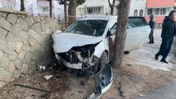 Isparta'da kazadan kaçan sürücü, cami duvarına çarptı