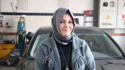 Sakarya'daki 3 kız kardeş, babaları rahatsızlanınca oto tamir servisine geçti