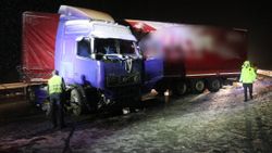 Bolu'da kontrolden çıkan tır bariyerlere çarptı: 1 yaralı