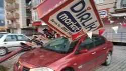 Hatay’da fırtına çıktı, reklam direği arabanın üzerine düştü