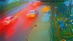 Gaziosmanpaşa'da zincirleme trafik kazası kamerada