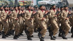 Pakistan Milli Günü'nde askeri geçit töreni düzenlendi