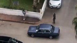 Antalya'da erkek arkadıyla tartışan kadın, arabanın camını patlattı
