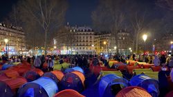 Paris'te göçmenler hükümete tepkilerini göstermek için kamp kurdu