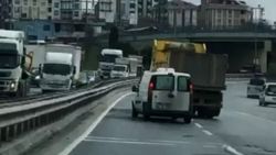 Sultangazi'de trafikte inatlaşan sürücüler kamerada