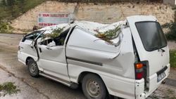 Şanlıurfa'da şiddetli fırtına araçlara hasar verdi