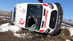 Kars’ta hasta almaya giden ambulans takla attı: 3 yaralı