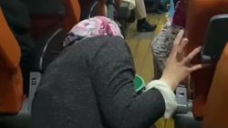 Ünlü otobüs firmasında skandal görüntü: Engelli yolcuya 'temizlik' yaptırıldı