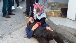 Adıyaman'daki kadın, yaralı yakınını kucağına yatırıp ambulans bekledi