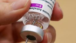 Berlin'de AstraZeneca'nın 60 yaş altına uygulanması durduruldu